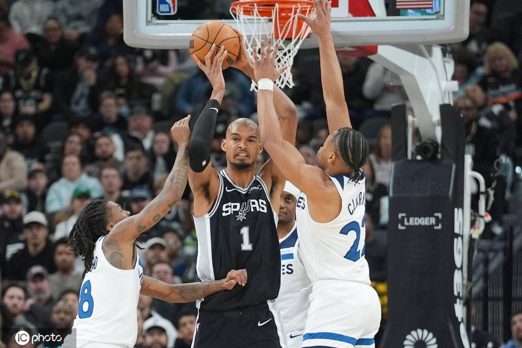 爱德华兹空砍新高55分 文班39+9马刺擒狼